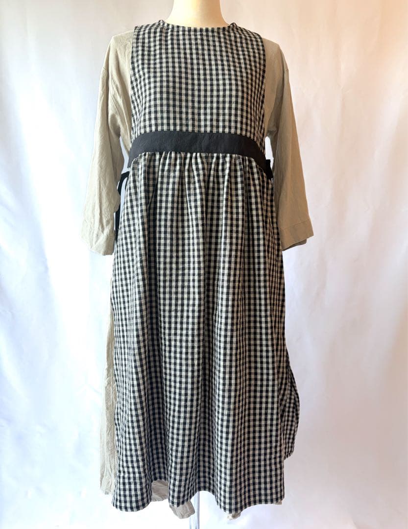ギンガムチェックエプロンワンピース 綿麻　黒＋生成　ナチュラルエプロン　脇リボン