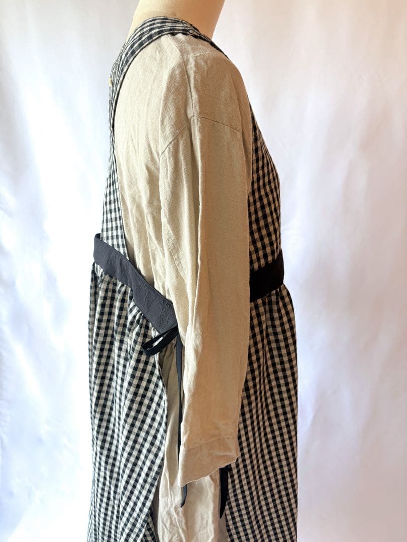 ギンガムチェックエプロンワンピース 綿麻　黒＋生成　ナチュラルエプロン　脇リボン