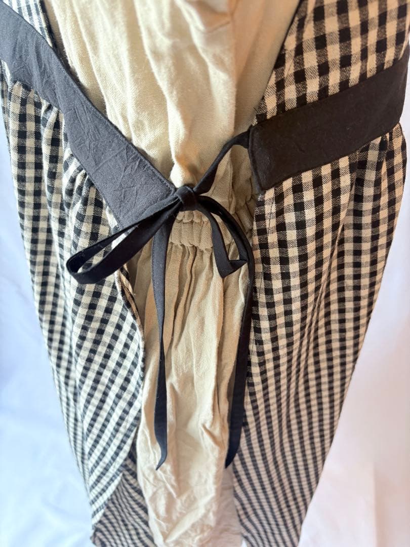 ギンガムチェックエプロンワンピース 綿麻　黒＋生成　ナチュラルエプロン　脇リボン