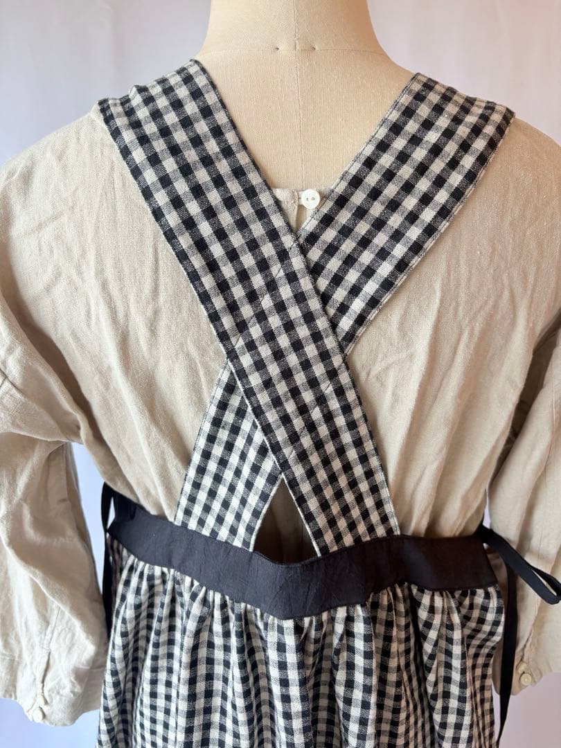 ギンガムチェックエプロンワンピース 綿麻　黒＋生成　ナチュラルエプロン　脇リボン