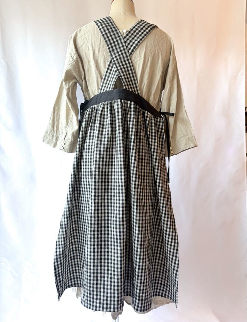 ギンガムチェックエプロンワンピース 綿麻　黒＋生成　ナチュラルエプロン　脇リボン