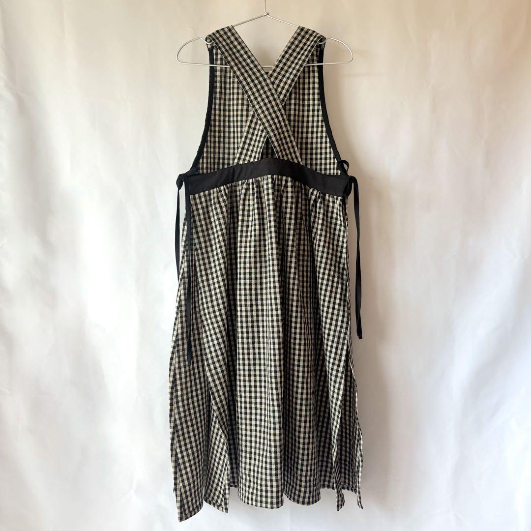 ギンガムチェックエプロンワンピース 綿麻　黒＋生成　ナチュラルエプロン　脇リボン