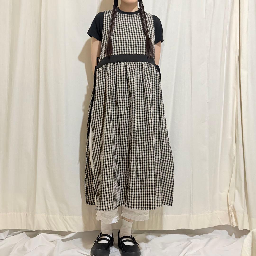 ギンガムチェックエプロンワンピース 綿麻　黒＋生成　ナチュラルエプロン　脇リボン