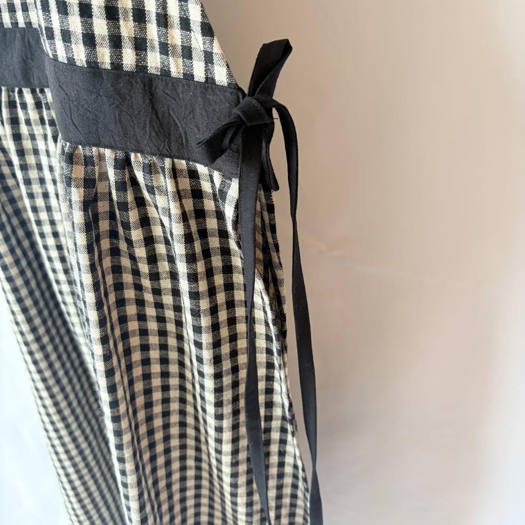 ギンガムチェックエプロンワンピース 綿麻　黒＋生成　ナチュラルエプロン　脇リボン