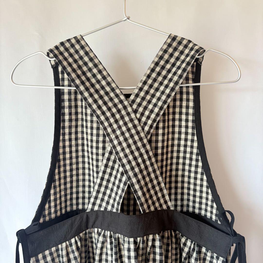ギンガムチェックエプロンワンピース 綿麻　黒＋生成　ナチュラルエプロン　脇リボン