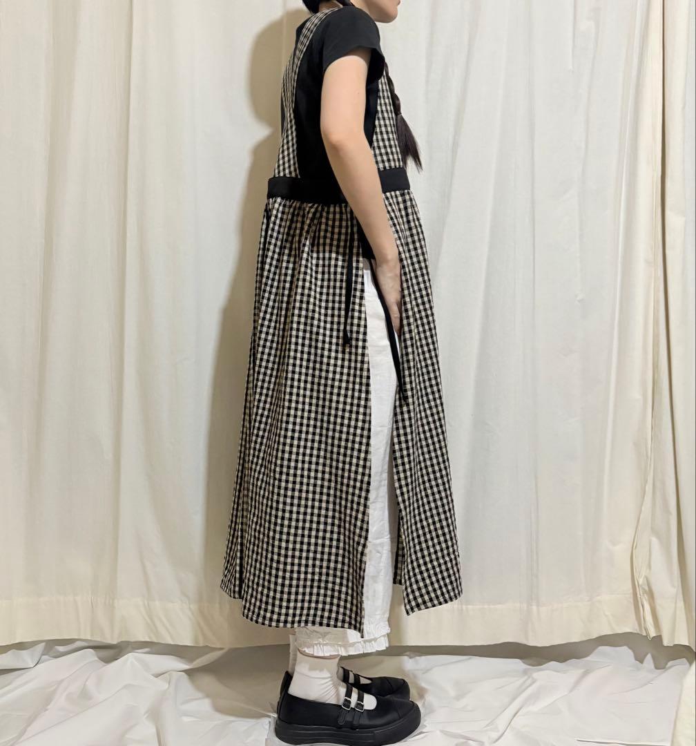ギンガムチェックエプロンワンピース 綿麻　黒＋生成　ナチュラルエプロン　脇リボン