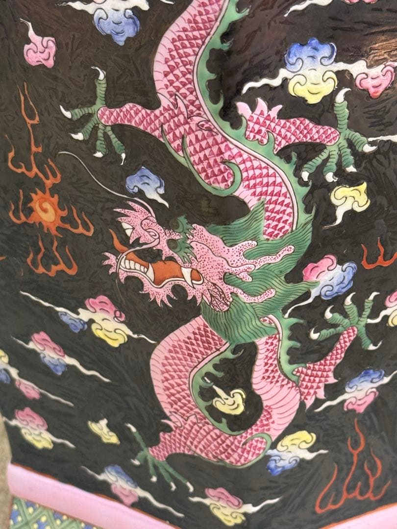 中国 大清乾隆年製銘 黒地粉彩龍鳳紋角瓶 右 高さ47.0cm 送料込み0106