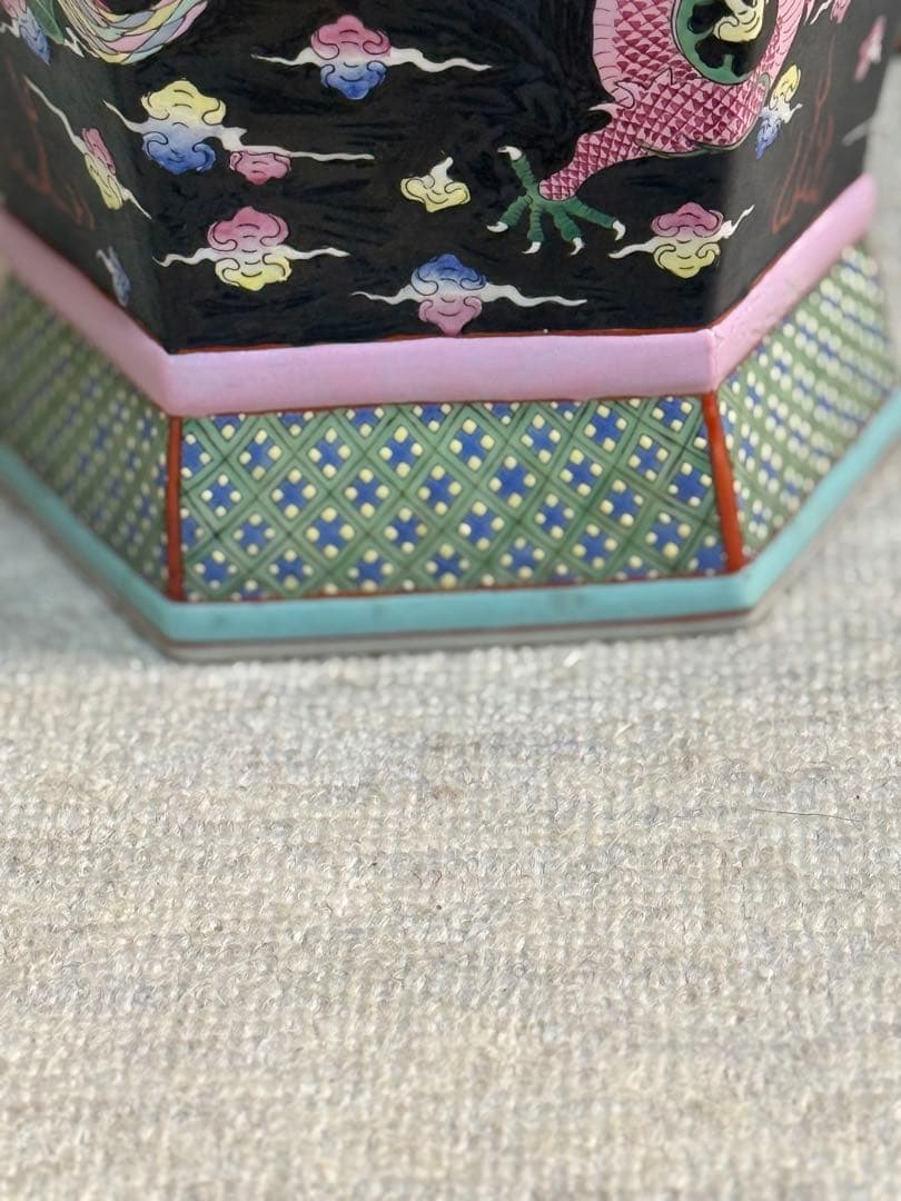 中国 大清乾隆年製銘 黒地粉彩龍鳳紋角瓶 右 高さ47.0cm 送料込み0106