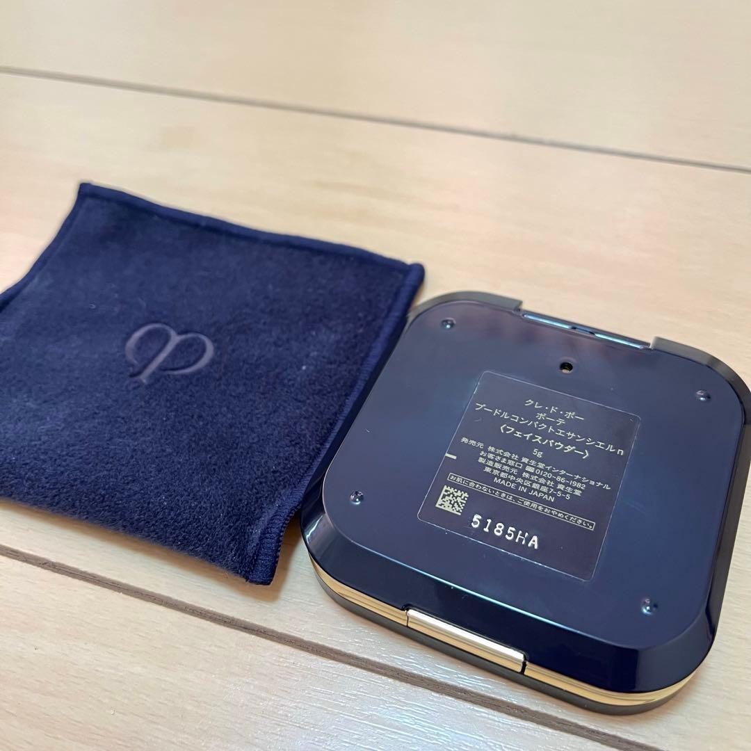 クレ・ド・ポーボーテ プードルコンパクトエサンシエルn