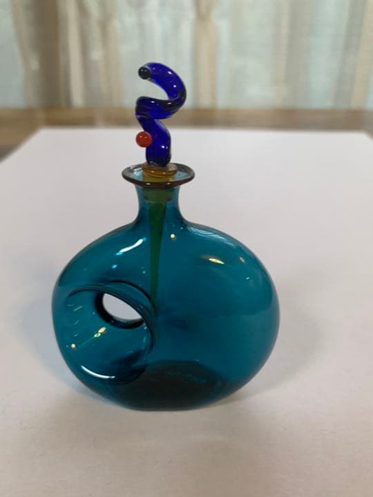 ガラスの不思議なかたちの香水瓶