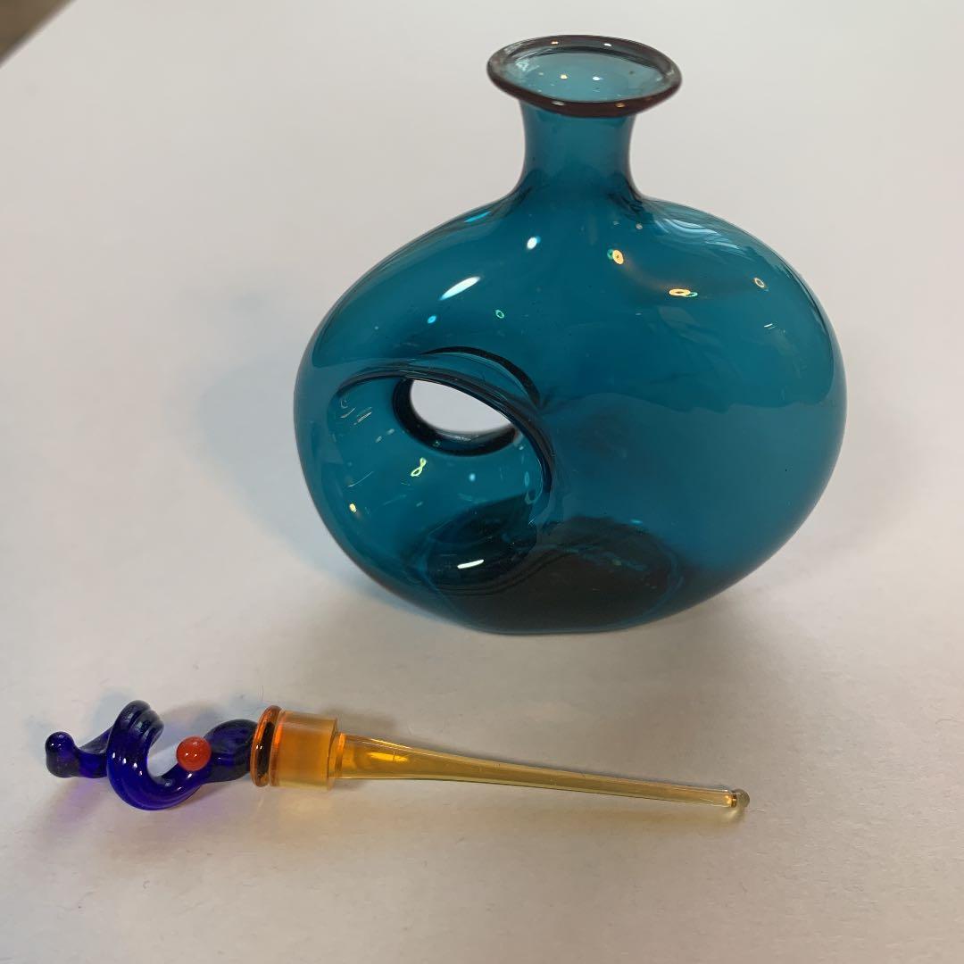 ガラスの不思議なかたちの香水瓶