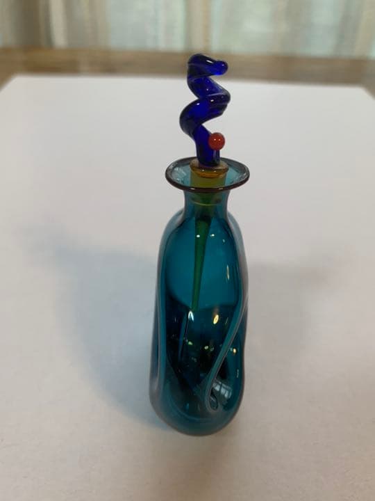 ガラスの不思議なかたちの香水瓶