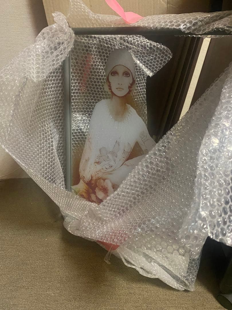 女性の絵が描かれた鏡