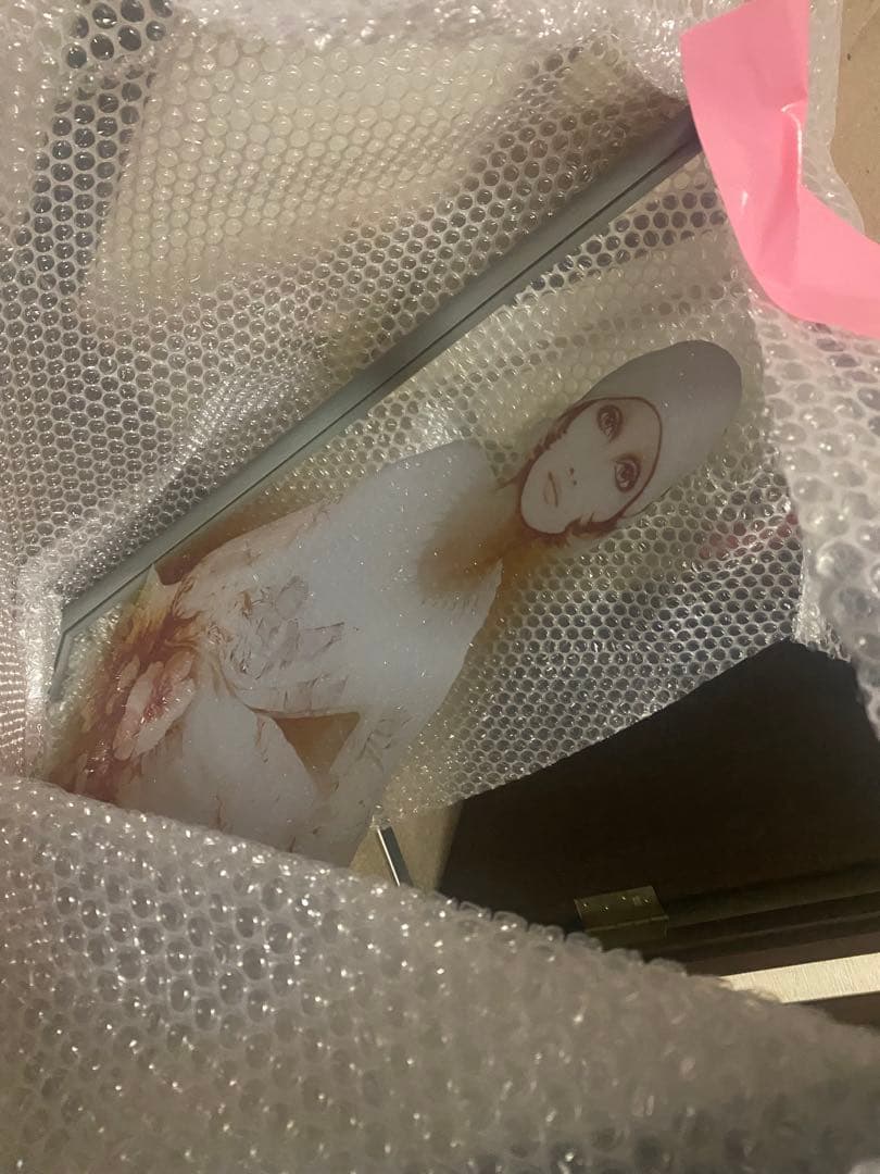 女性の絵が描かれた鏡