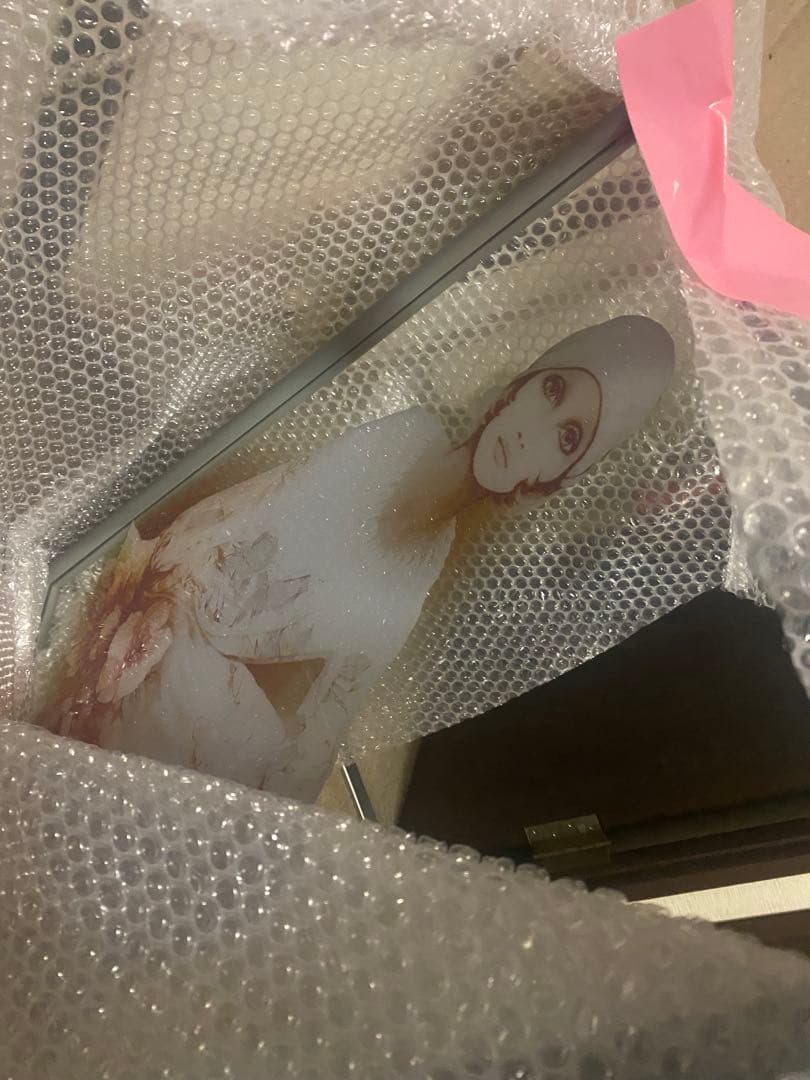 女性の絵が描かれた鏡