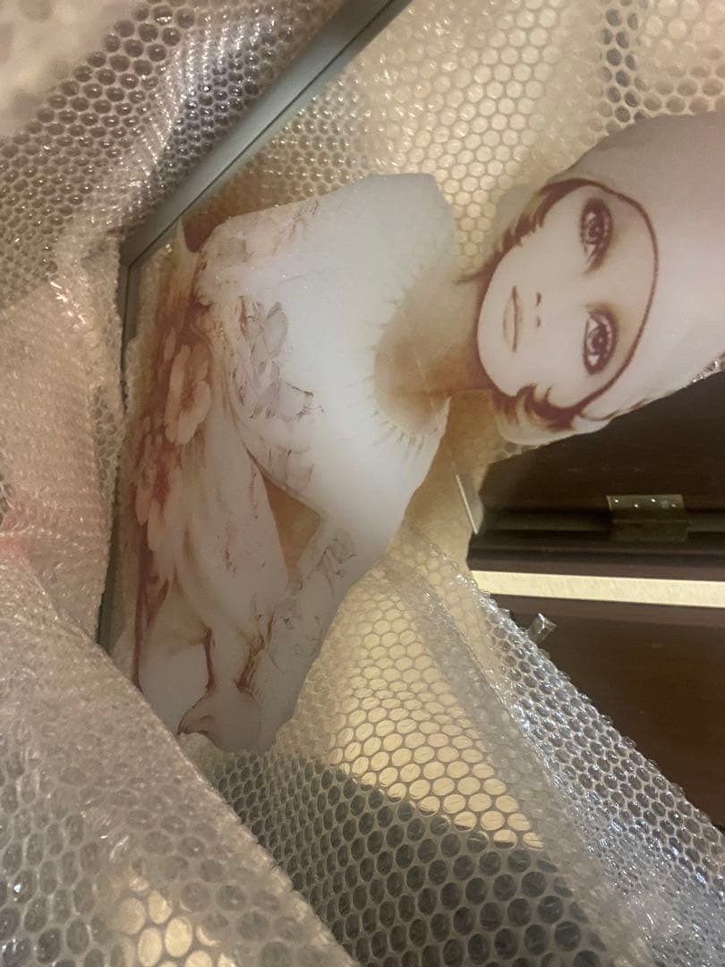 女性の絵が描かれた鏡