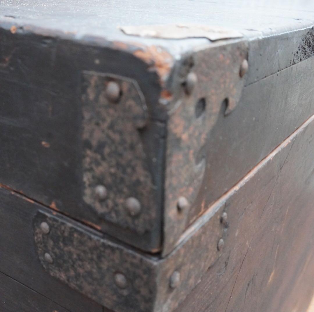 書名入 古時の鉄飾 木箱《インダストリアル 無垢材の古風蓋付き木箱》宝箱 鉄金具