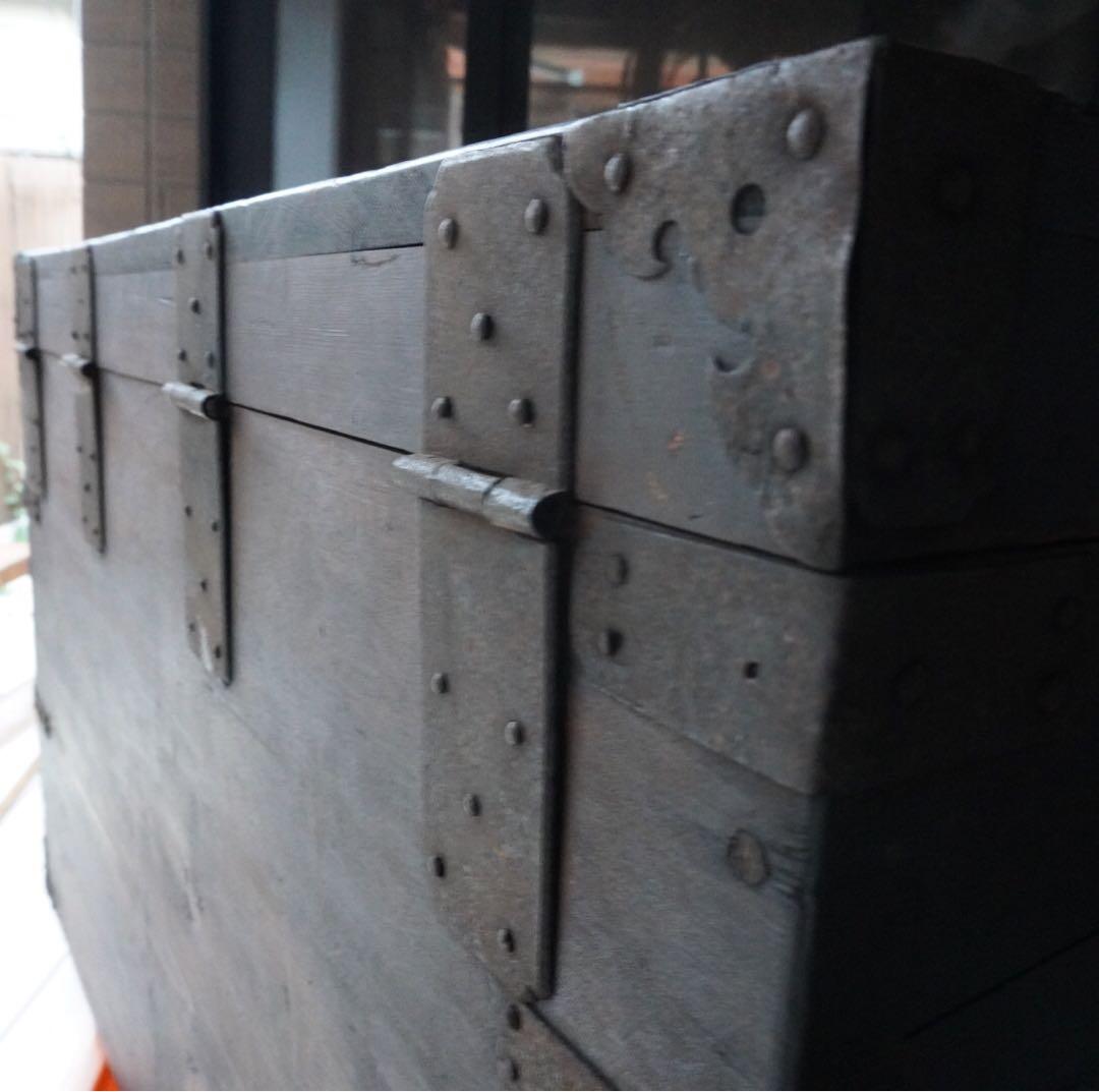 書名入 古時の鉄飾 木箱《インダストリアル 無垢材の古風蓋付き木箱》宝箱 鉄金具