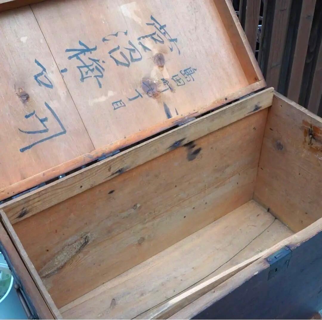 書名入 古時の鉄飾 木箱《インダストリアル 無垢材の古風蓋付き木箱》宝箱 鉄金具
