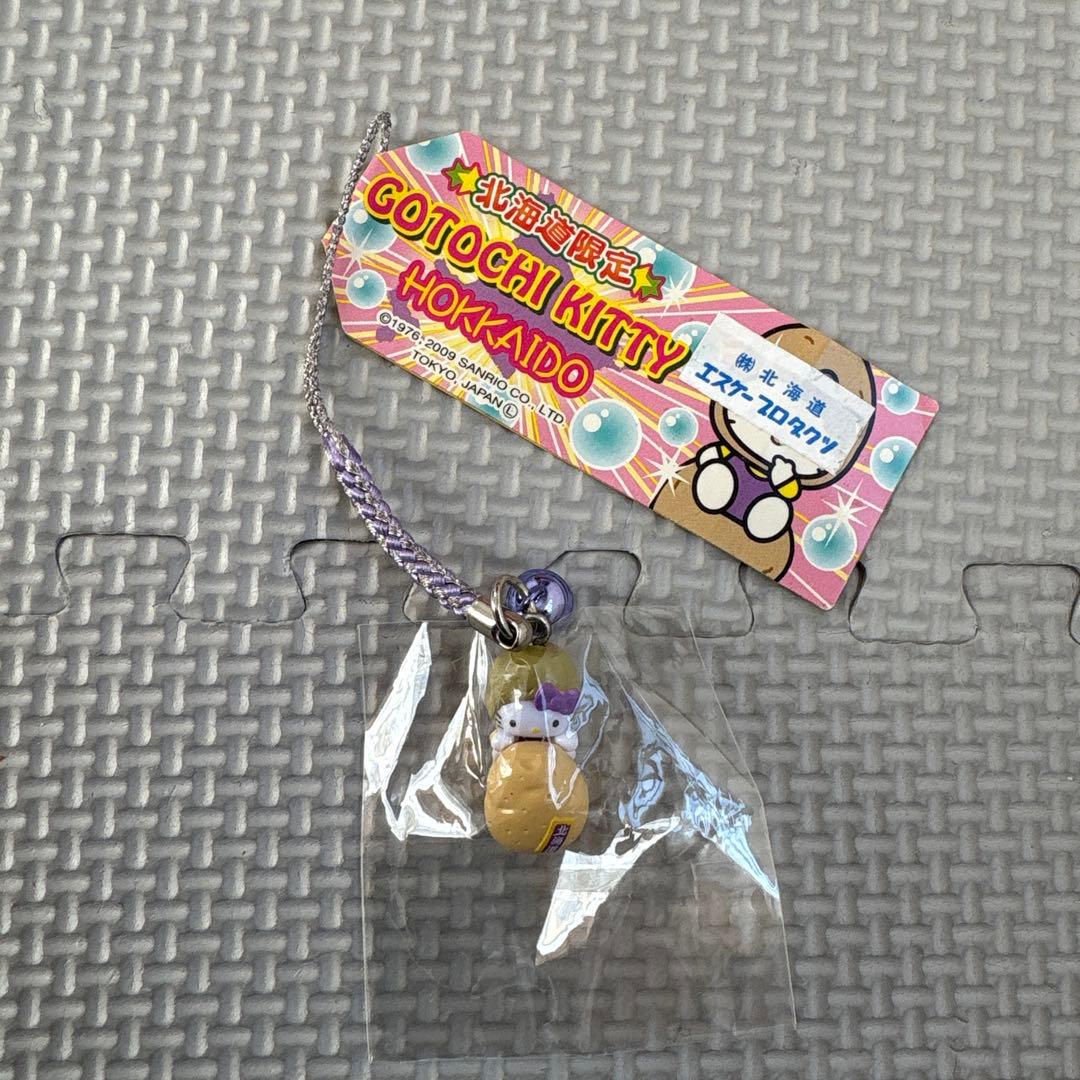 北海道限定 ハローキティ ストラップ じゃがいも ご当地キティ - メルカリ