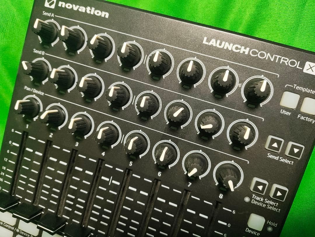 Launch Control XL mk2 MIDIコントローラー