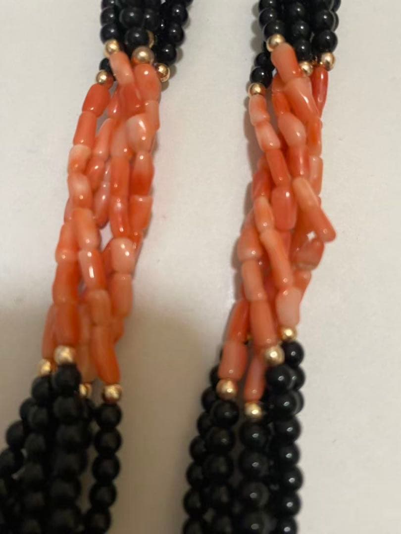 エンジェルスキンコーラル＆オニキスツイストストランドネックレス·ゴールドフィルド