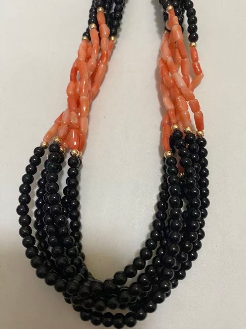 エンジェルスキンコーラル＆オニキスツイストストランドネックレス·ゴールドフィルド