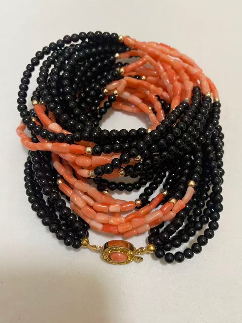 エンジェルスキンコーラル＆オニキスツイストストランドネックレス·ゴールドフィルド