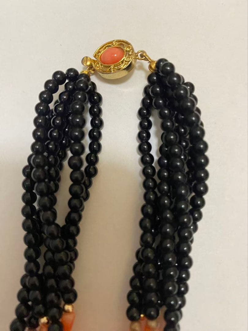 エンジェルスキンコーラル＆オニキスツイストストランドネックレス·ゴールドフィルド