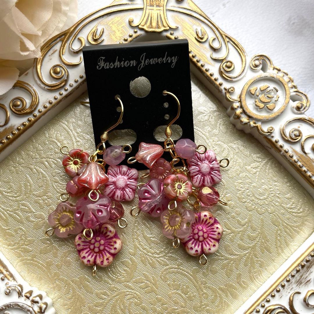 ピンクチェコビーズピアス.イヤリング