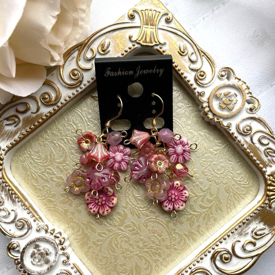 ピンクチェコビーズピアス.イヤリング