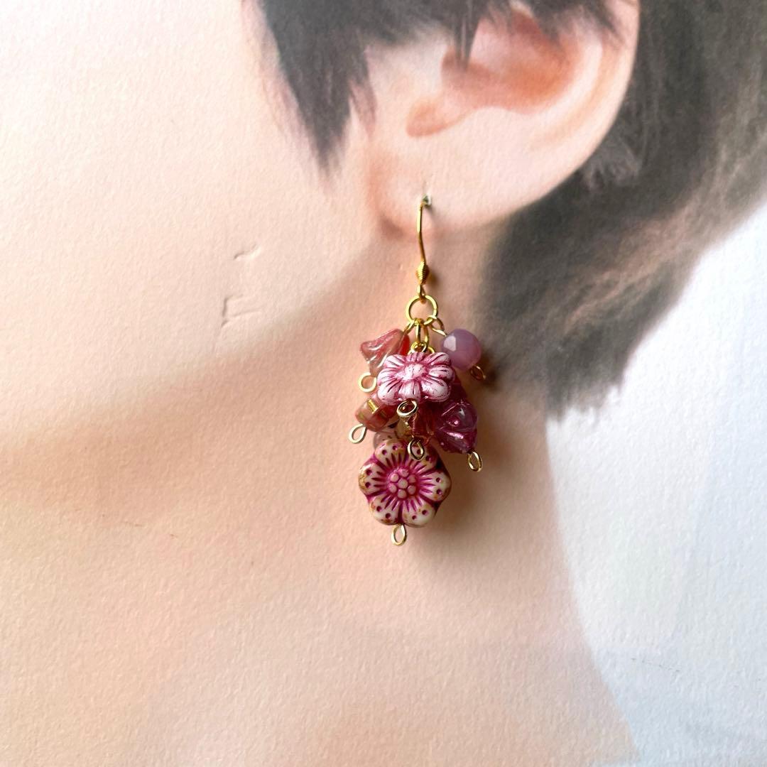 ピンクチェコビーズピアス.イヤリング