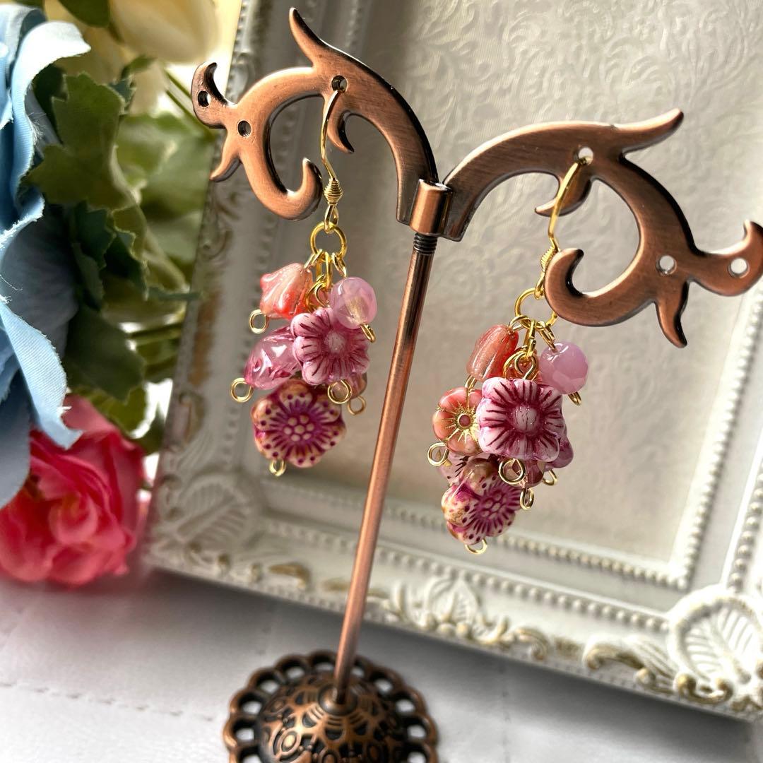 ピンクチェコビーズピアス.イヤリング