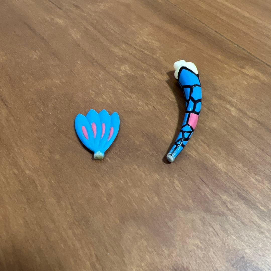 立体ポケモン図鑑 ヒンバス ミロカロス 遊泳ポーズ 破損箇所あり 台座