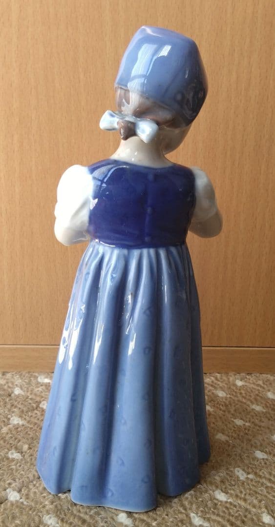 ロイヤルコペンハーゲン　フィギュリン　少女と子の陶器　置物