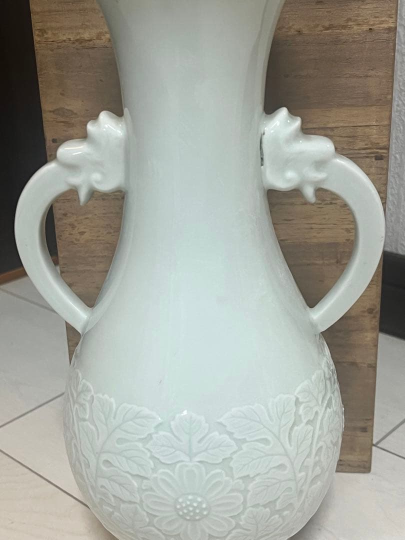 十二代　酒井田　柿右衛門　 太白菊浮上龍手　花瓶　骨董