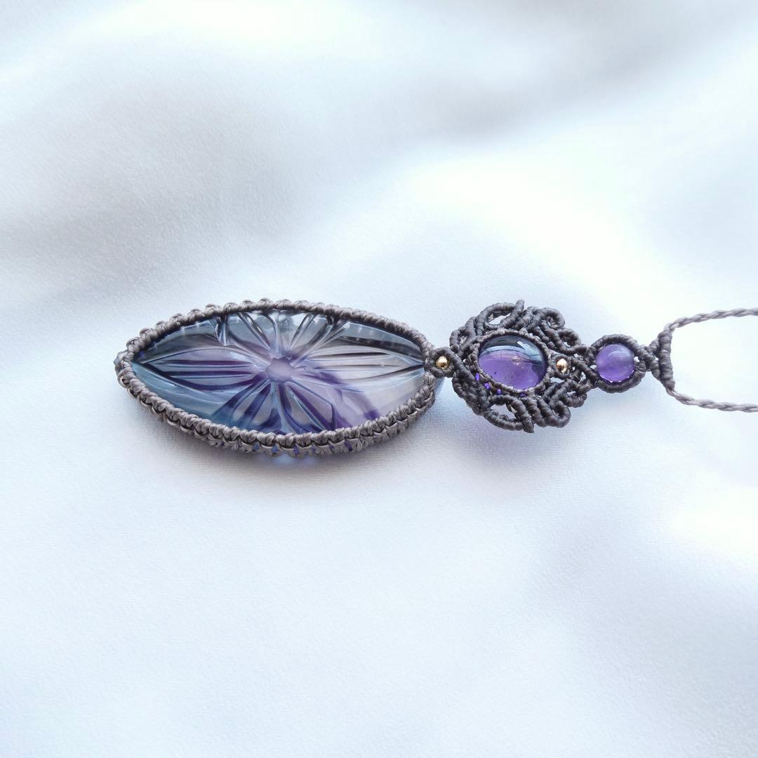 彫刻フローライトとアメジストのマクラメネックレス