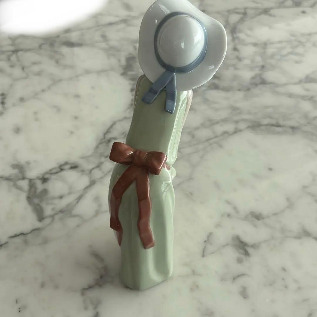 リヤドロ　「麦わら帽子をかぶった好奇心旺盛な女の子」