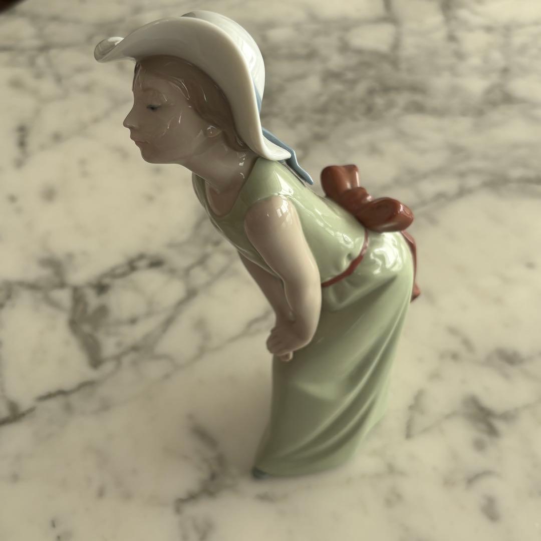 リヤドロ　「麦わら帽子をかぶった好奇心旺盛な女の子」