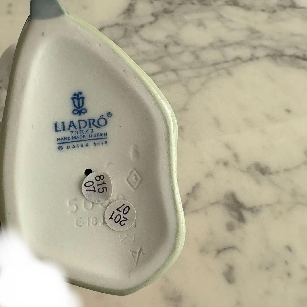 リヤドロ　「麦わら帽子をかぶった好奇心旺盛な女の子」