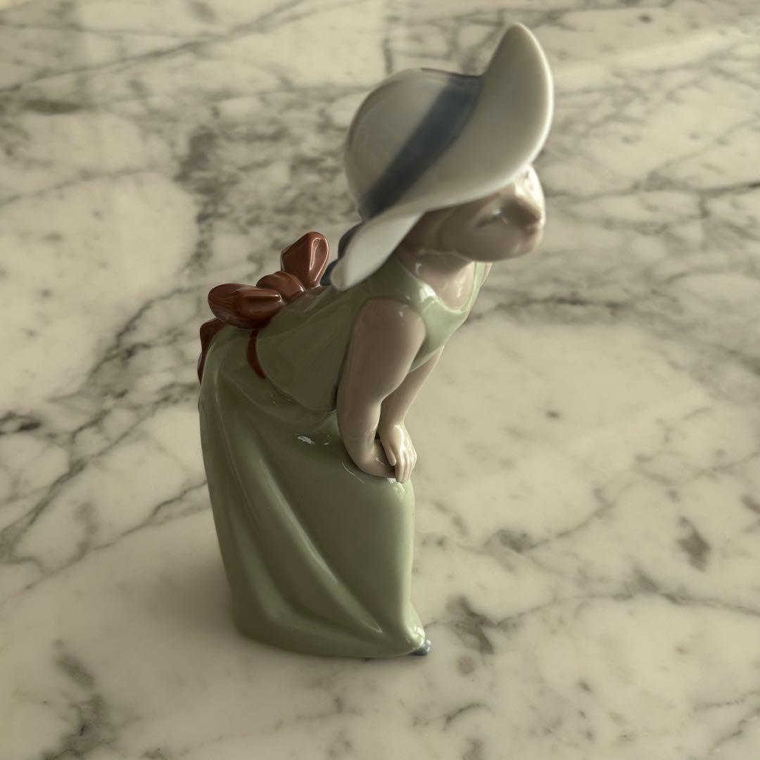 リヤドロ　「麦わら帽子をかぶった好奇心旺盛な女の子」