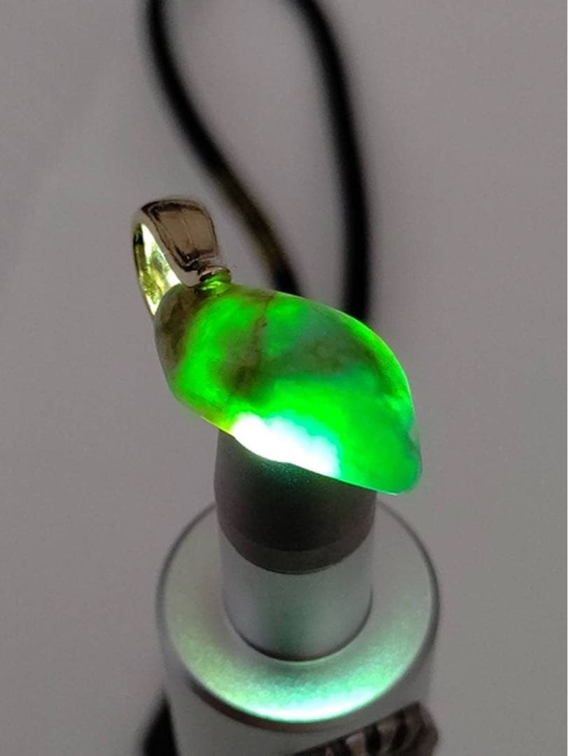 糸魚川青海翡翠　ペンダントトップ　ロウカン　証明書付き