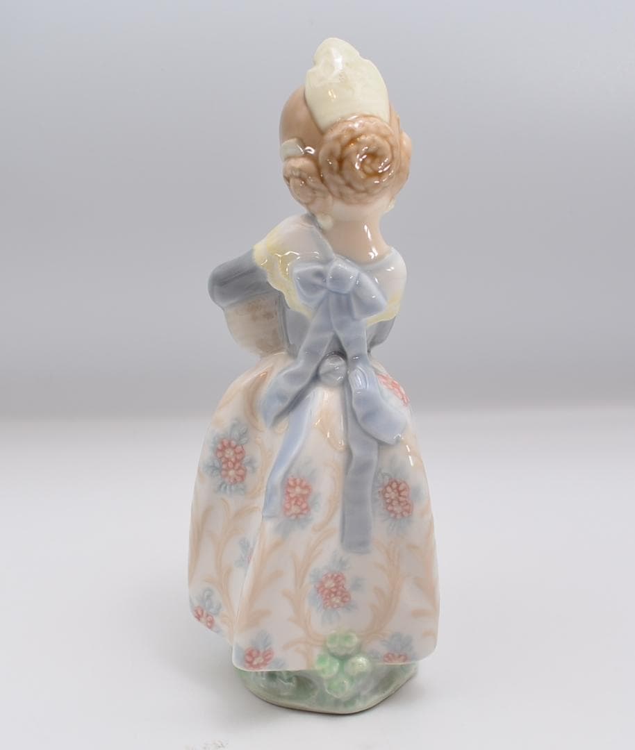 バレンシアの少女　＃4841　★リヤドロ　スペイン　光沢仕上げ　ヴィンテージ