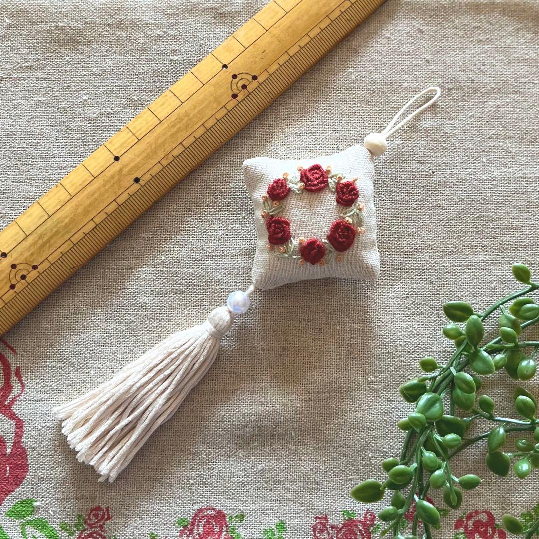 No.2304-47 タッセルスクエアサシェ 香り袋 深紅のローズリース