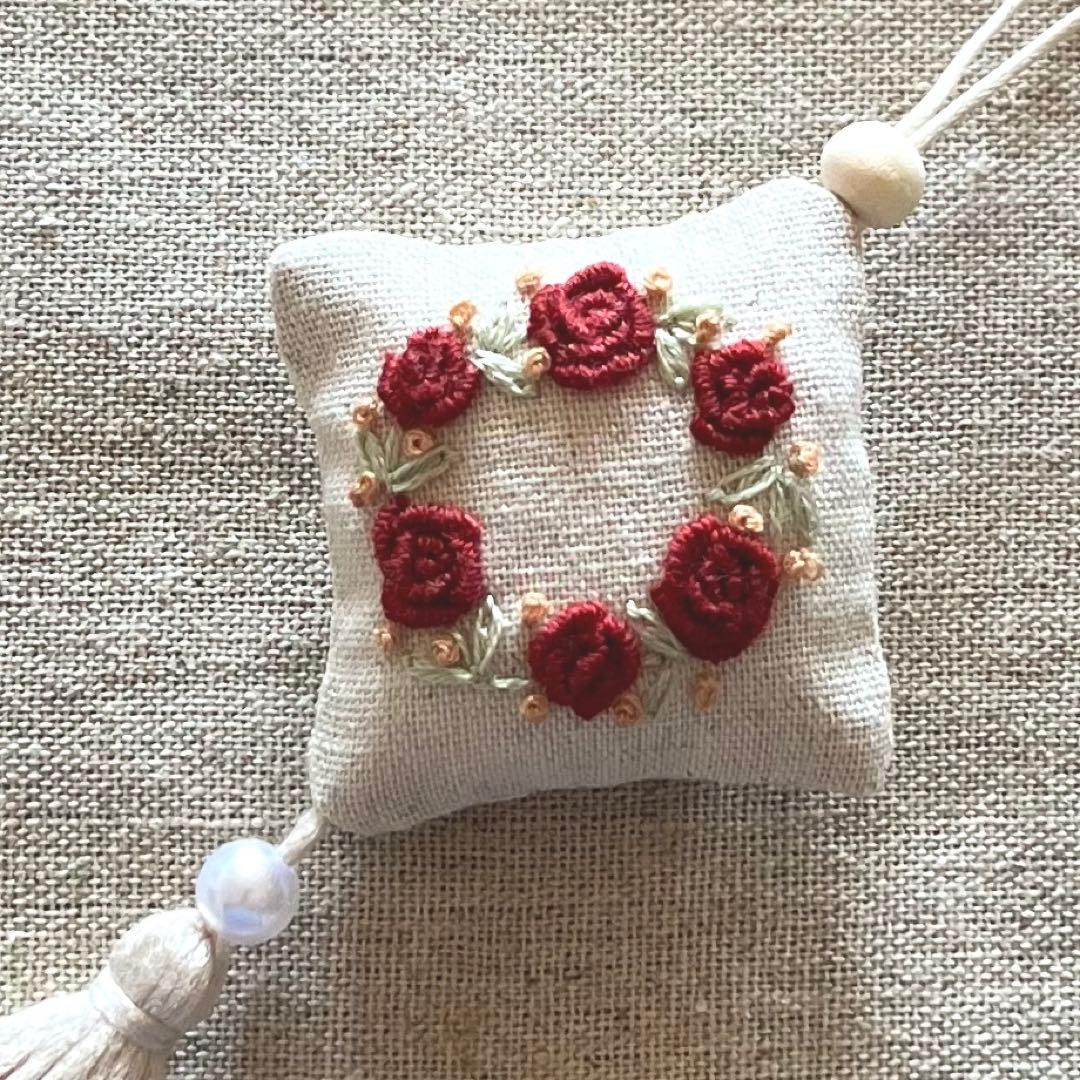 No.2304-47 タッセルスクエアサシェ 香り袋 深紅のローズリース