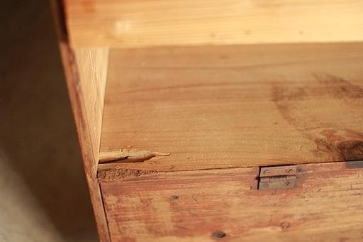 古く味のあるパタパタ扉の木製収納棚　収納棚　食器棚　カップボード　古家具　古道具