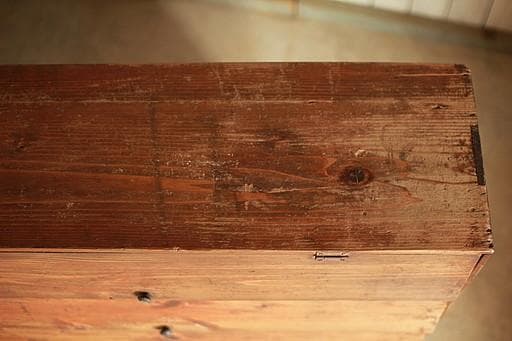 古く味のあるパタパタ扉の木製収納棚　収納棚　食器棚　カップボード　古家具　古道具