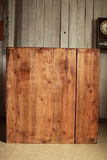 古く味のあるパタパタ扉の木製収納棚　収納棚　食器棚　カップボード　古家具　古道具