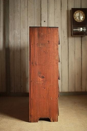 古く味のあるパタパタ扉の木製収納棚　収納棚　食器棚　カップボード　古家具　古道具