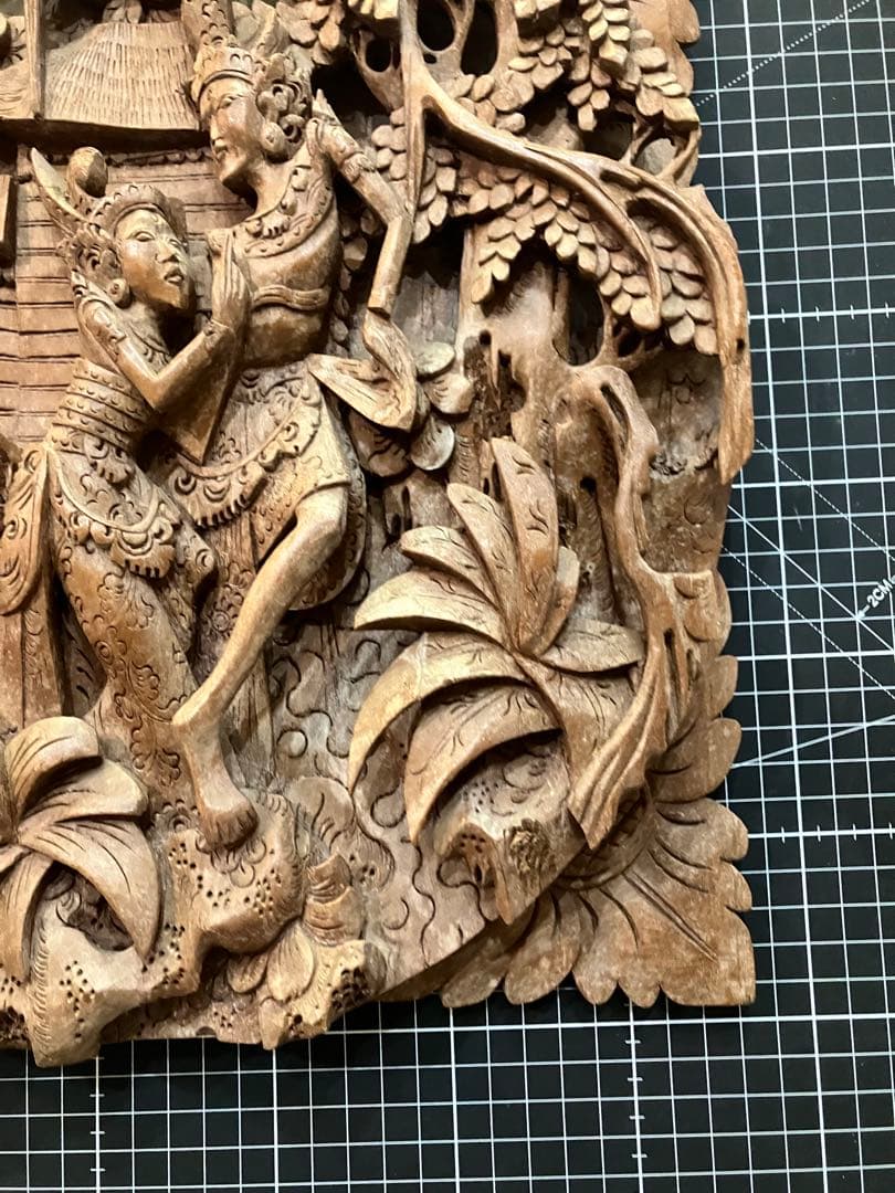 バリ風木製彫刻レリーフ　約横33cm x 縦34cm